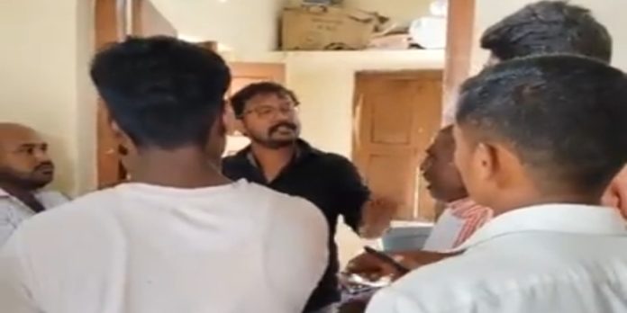 సహకార సొసైటీ కార్యదర్శిని నిలదీసీన జొన్న రైతులు
