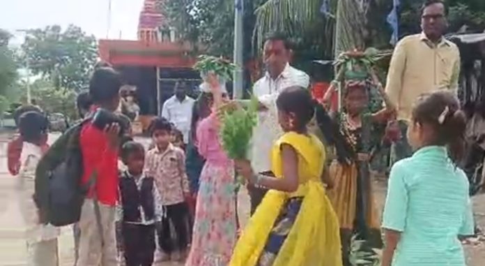 బోనమెత్తిన బిజ్జల్ వాడీ విద్యార్థులు