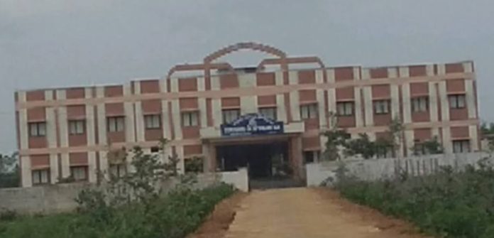 ఎస్టీ విద్యార్థులకు హాస్టళ్ళ కొరత