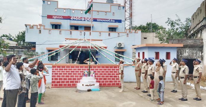 కార్యాలయాల్లో రెపరెపలాడిన మువ్వన్నెల జెండా