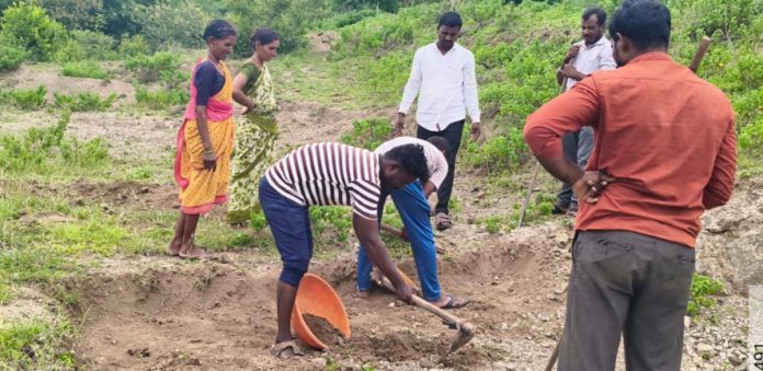 Farm pond works begin in Vajrakhandi.