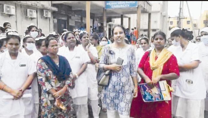 ప్రభుత్వాస్పత్రిలో
నర్సింగ్ సిబ్బంది ఆందోళన