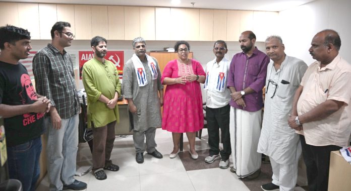 క్యూబాకు ఏఐకేఎస్, ఏఐఎడబ్ల్యూయూ బృందం