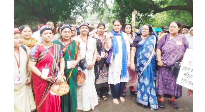 మహిళా రిజర్వేషన్లను తక్షణమే అమలు చేయండి