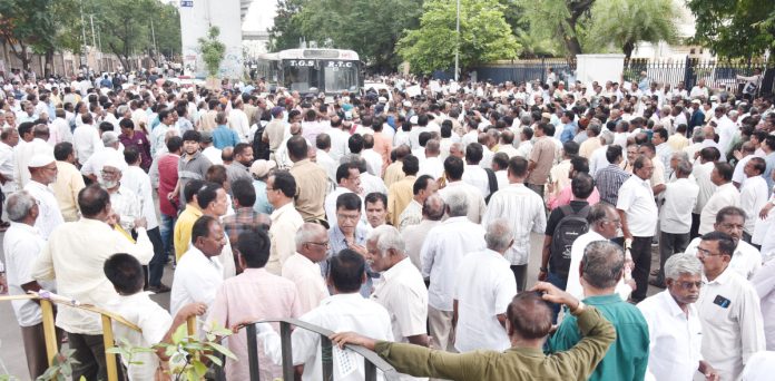 బతికుండగానే బకాయిలివ్వండి