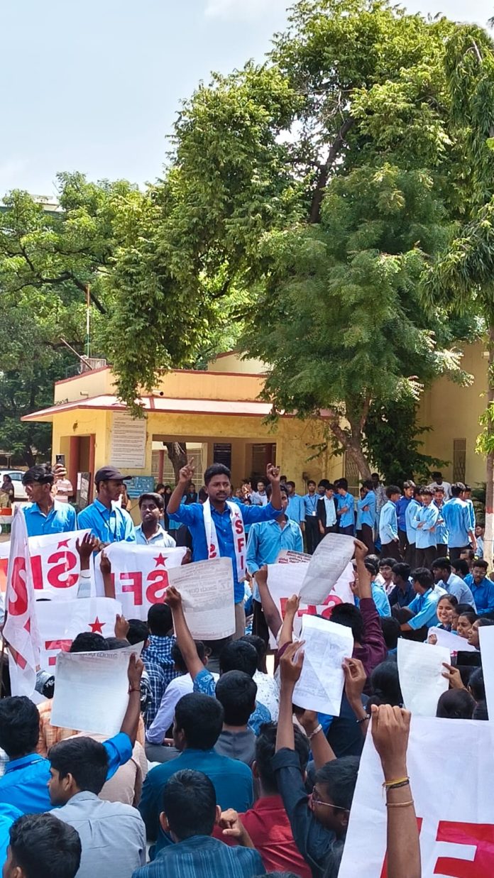 పాలిటెక్నిక్ విద్యార్థుల భవిష్యత్తో చెలగాటమాడొద్దు