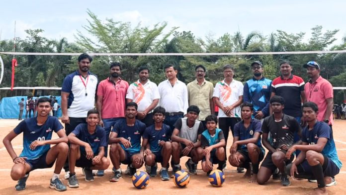 సీబీఎస్ఈ జాతీయ వాలీబాల్ ఛాంపియన్షిప్కు మూడు జట్లతో ఎంపికై సత్తా చాటిన ఎస్వీఐఎస్