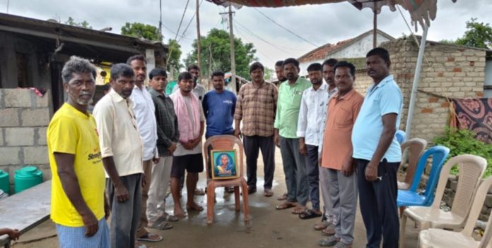 మృతురాలు కుటుంబానికి సర్పంచ్ శ్రీనివాస్ చేయూత