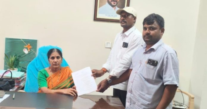 వీడీసీ తీర్మానాలపై డీపీఓకు ఫిర్యాదు