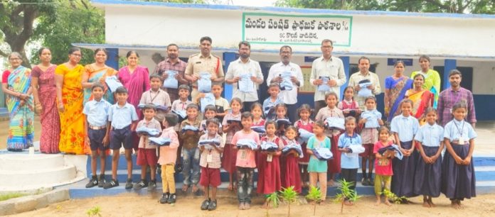 ఎస్సి కాలని విద్యార్థులకు యూనిఫామ్స్ పంపిణీ