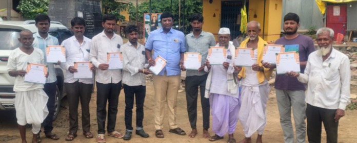 ఎమ్మెల్యే కూతురి శుభలేఖలు పంపిణీ చేసిన రామ్ పటేల్