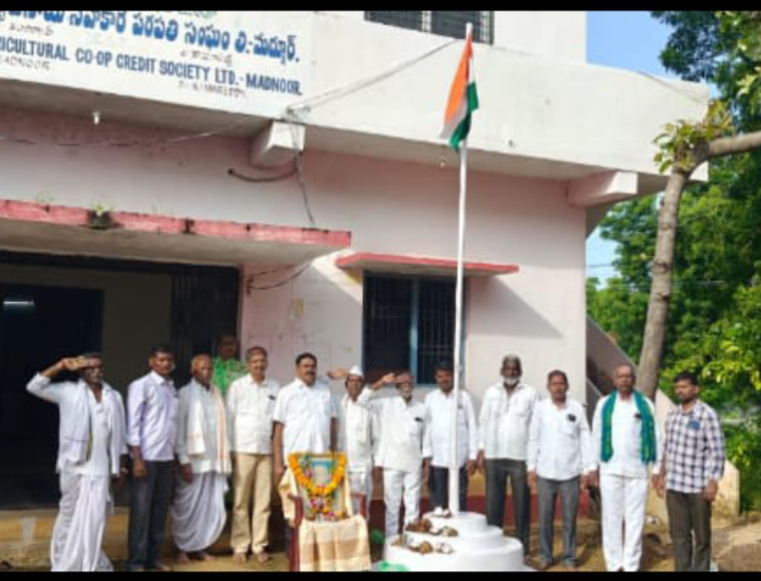 సింగిల్ విండో కార్యాలయంలో జాతీయ జెండా ఆవిష్కరణ