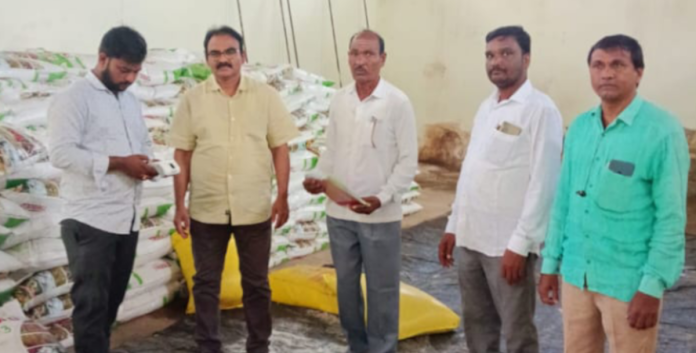డోంగ్లి సింగిల్ విండోను సందర్శించిన డిసిఓ రామ్మోహన్