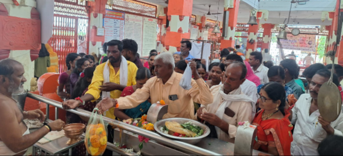 ఆంజనేయస్వామి ఆలయంలో కిక్కిరిసిన భక్తులు