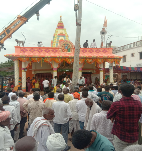 హనుమాన్ ఆలయంలో ధ్వజస్తంభ ప్రతిష్టాపన