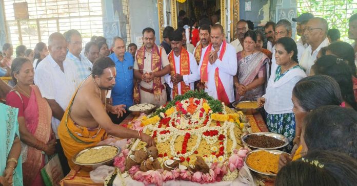 అత్యంత వైభవంగా శ్రీ వెంకటేశ్వర స్వామి వారికి తిరుప్పావడసేవా
