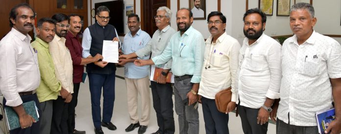 సమస్యల పరిష్కారం కోసం ఆందోళన