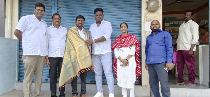 కాంగ్రెస్ మండలాధ్యక్షునికి ఘన సన్మానం