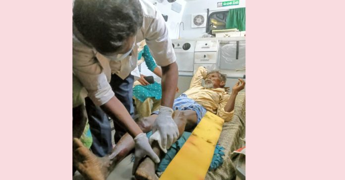 ద్విచక్ర వాహనం ఢీకొని వృద్ధుడికి తీవ్ర గాయాలు