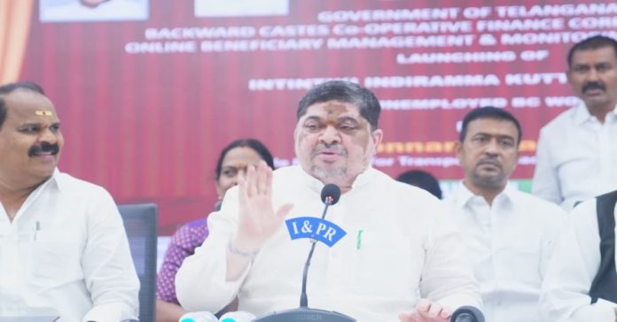 ‘ఇంటింటా ఇందిరమ్మ కుట్టు మిషన్’ పథకం ప్రారంభించిన మంత్రి పొన్నం