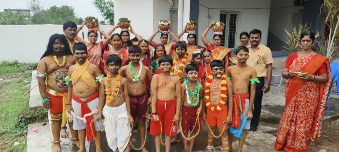 గ్రీన్ వుడ్ పాఠశాలలో ఘనంగా బోనాల వేడుకలు