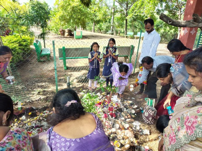 నాగుల పంచమి సందర్భంగా పుట్టల వద్ద ప్రత్యేక పూజలు
