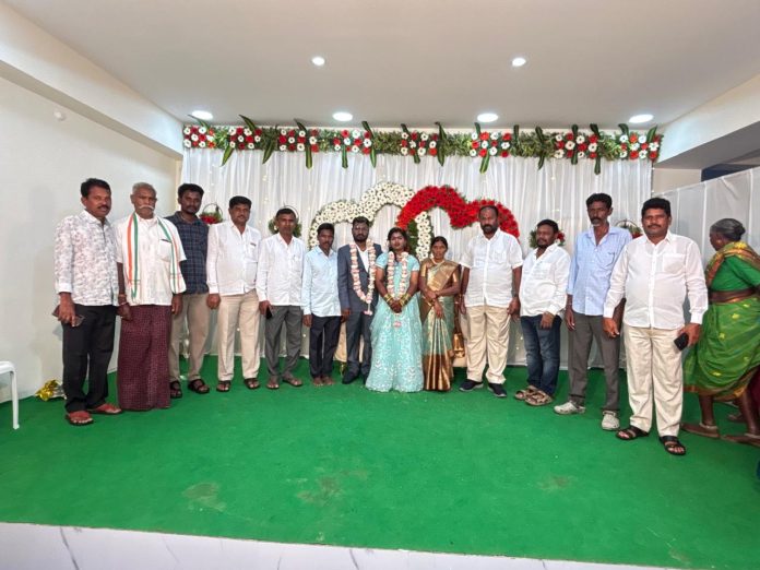 నూతన దంపతులను ఆశీర్వదించిన పిఏసిఎస్ చైర్మన్ ఇప్ప మొoడయ్య