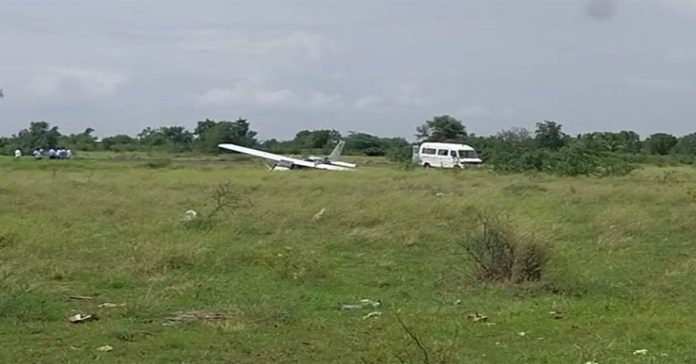 రన్ వేపై అదుపు తప్పిన శిక్షణా విమానం