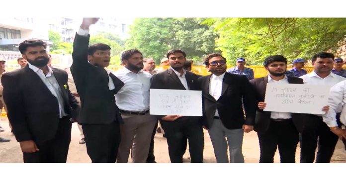 బార్ కౌన్సిల్ ఎదుట లా విద్యార్థుల ధర్నా