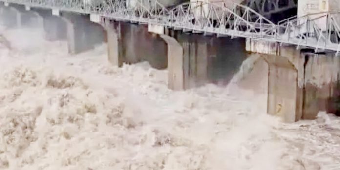 జూరాల ప్రాజెక్టుకు
కొనసాగుతున్న వరద ప్రవాహం