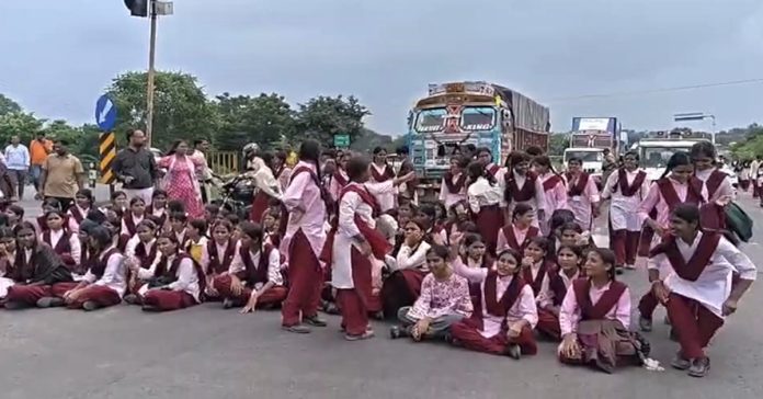 కులపరమైన దూషణలు..”ఏకలవ్య”విద్యార్థుల ఆందోళన