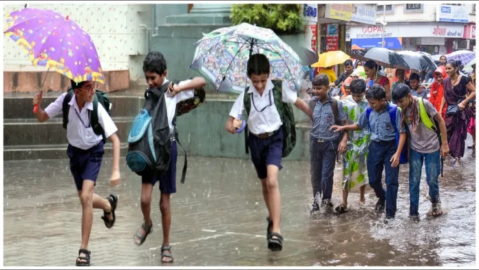 భారీ వర్షాలు.. ఈ జిల్లాల్లో స్కూళ్లు, కాలేజీలకు సెలవులు