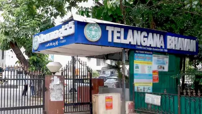 నేపాల్లో చిక్కుకున్న తెలంగాణ వాసులకు హెల్ప్లైన్