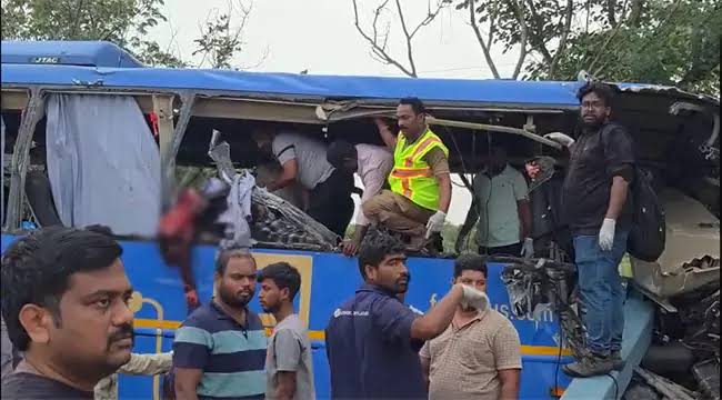 లారీని ఢీకొట్టిన ట్రావెల్స్ బస్సు..ఆరుగురు మృతి