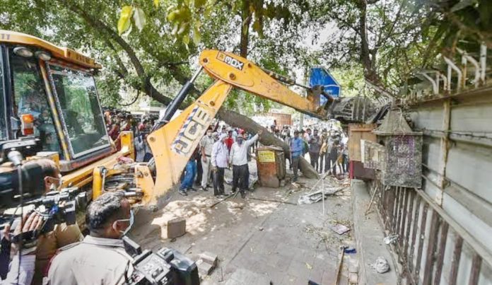 ఢిల్లీలో బుల్డోజర్ రాజ్ కార్పొరేట్లకు భూములు