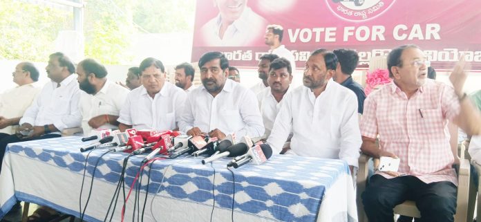 జిల్లా మంత్రులు చేతకాని దద్దమ్మలు