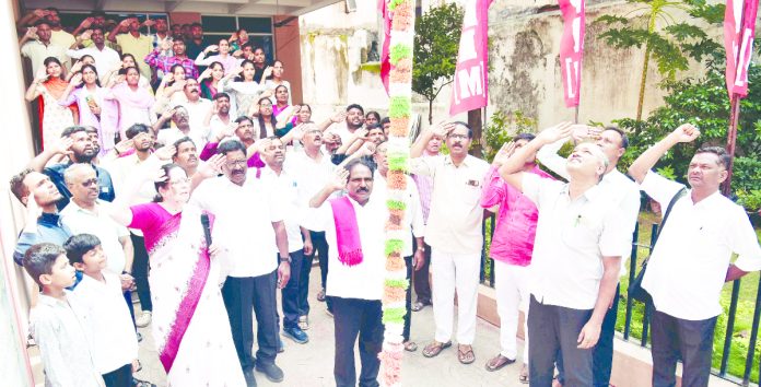 వీరులెందరో అమరులయ్యారు