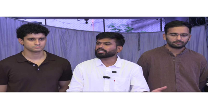 “క్యా బోల్తీ పబ్లిక్” పేరుతో జనంలోకి కాక్రోచ్