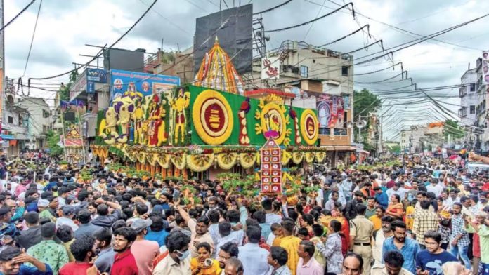 Lal Darwaza Bonalu: Devotees Turn Out in Large Numbers