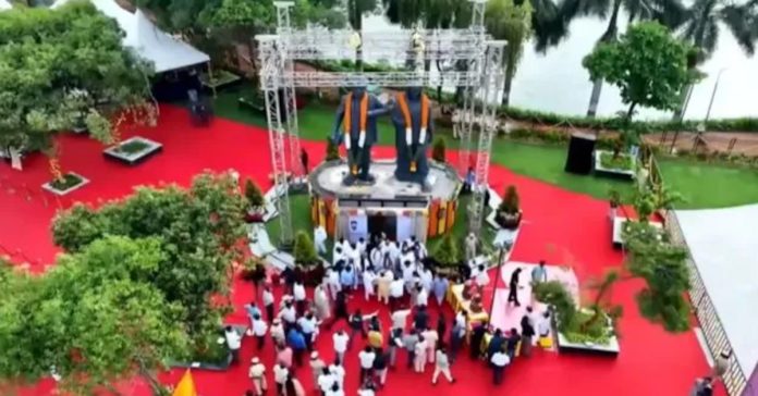 నెక్లెస్ రోడ్డులో ఫూలే దంపతుల విగ్రహాల ఆవిష్కరణ