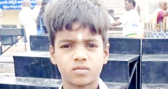 తరగతి గదిలో
పాము కాటుతో విద్యార్థి మృతి
