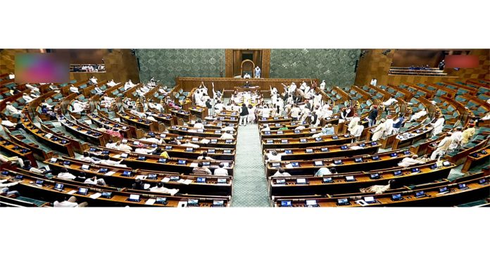 విపక్షాల ఆందోళన..లోక్ సభలో నాలుగు బిల్లులు