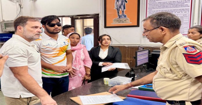 పోలీస్ స్టేషన్ ఎదుట ప్రతిపక్షనేత రాహుల్ గాంధీ ధర్నా