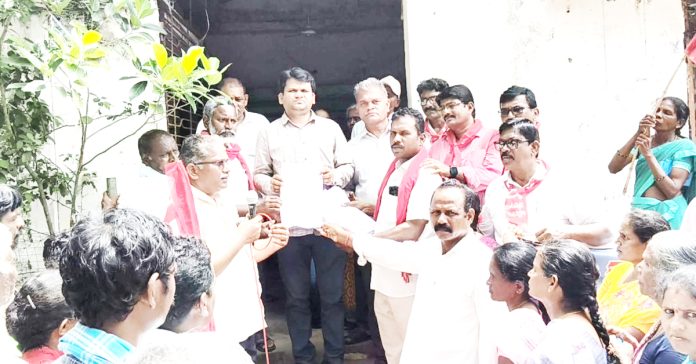 పోడు భూములకు
హక్కు పత్రాలివ్వాలి