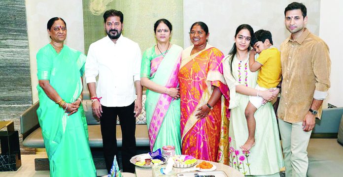 వివాదం వేళ..సీఎంకు రాఖీ కట్టిన మంత్రి కొండా సురేఖ