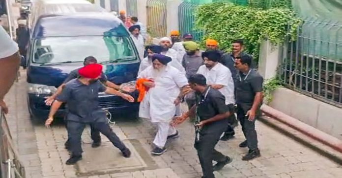 శిరోమణి అకాలీదళ్ అధినేత సుఖ్బీర్ సింగ్ బాదల్పై దాడి