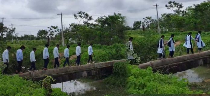 దారి దూరమై..ప్రమాద దారిలో విద్యార్థులు..