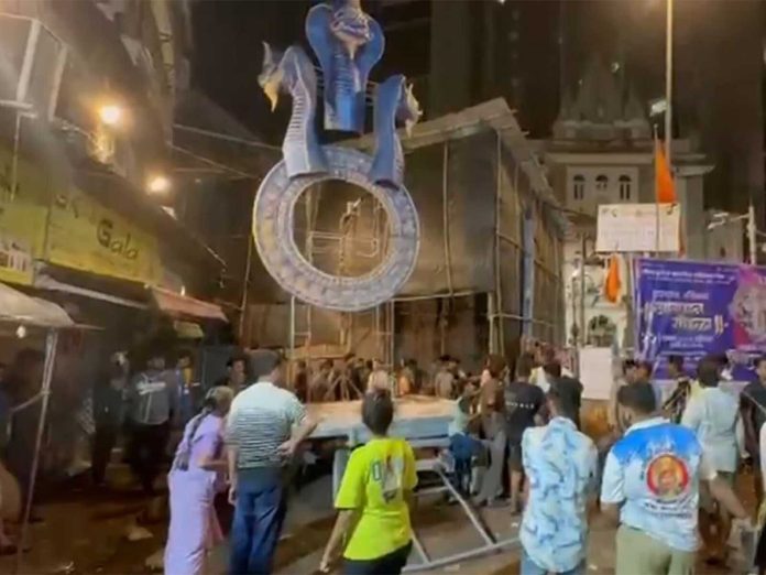 కూలిన గణేష్ విగ్రహం..ఇద్దరు మృతి