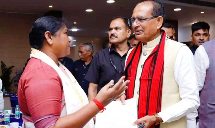 ‘ఉపాధి’ టెన్యూర్ సిబ్బందికి జీతాలు బంద్