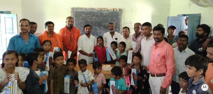 విద్యార్థులకు వాటర్ బాటిల్ల పంపిణీ